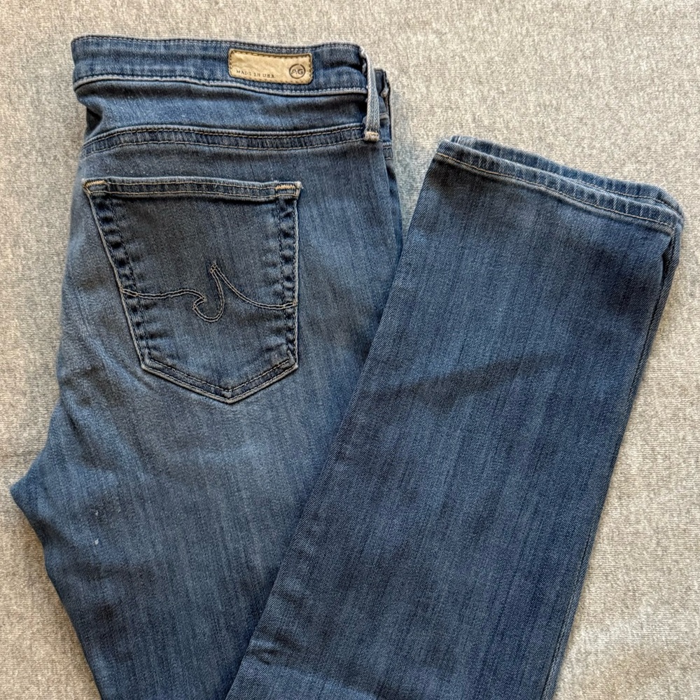 AG The Stilt Cigarette Leg Blue Denim Jeans
Size: 29R Inseam:28” FrontRise:7.5”